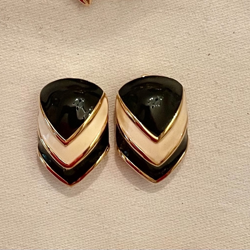 Pair of St. John Collection black and cream chevro